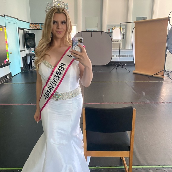 New Photos Added! Gorgeous white gown - Picture 5 of 8